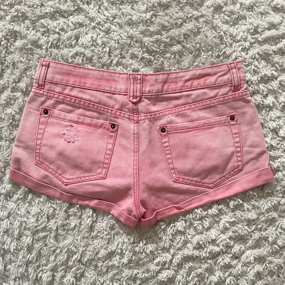 Så snygga låga rosa jeansshorts i storlek 12 (passar en S). Jag på bilden bär vanligtvis xs/26 i midja och är 166 cm lång. Midjemåttet är 39 cm tvärsöver - 78 cm runtom 🩷🩷. Shorts.