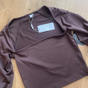 Topp - Brun topp från Nelly, helt oanvänd!!!