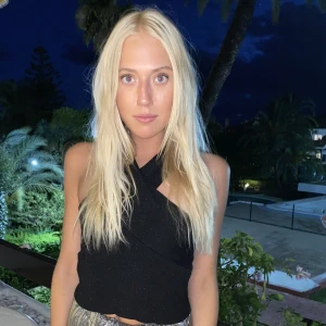 Fest topp - Säljer denna skit snygga fest top går även att ha off the shoulder! Den är i ett stickat material och glittrar ✨ använda ca 1-2 ggr så i nyskick, köpt i en butik i Spanien! Passar någon i storlek Xs - small