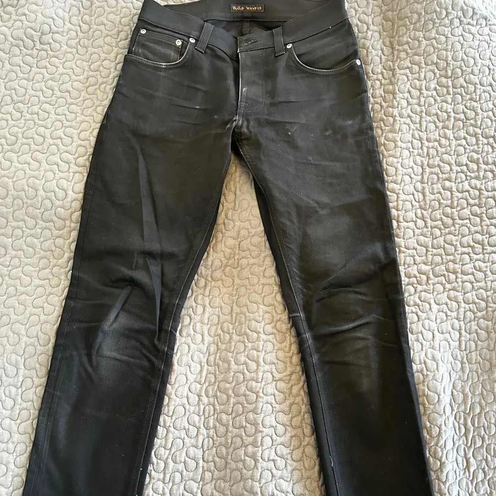 Nudie jeans i modell grim tim | Passform slim fit | Storleken är 30 x 32 | Skicket är använt. Jeans & Byxor.