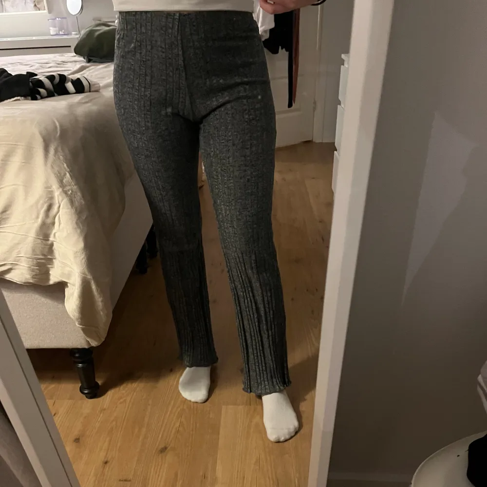 Ett par mjukis byxor från Gina tricket som jag inte använder längre. Jätte sköna och perfekt i längd för mig som är 160. . Jeans & Byxor.