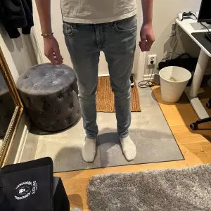 Tjena! Säljer ett par J.Lindeberg jeans i storlek 31/32 jeansen är ljusblåa och bara använda några gånger. Jeansen har passformen slim fit. Ny pris på jeansen är ca 1500kr hör av er vid fler frågor eller bilder. MVH Valter 