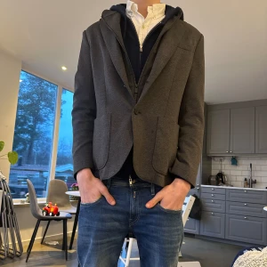 Massimodutti kavaj - Tjena, säljer min Massimodutti kavaj med inbyggd väst som du kan ta bort och sätta på. Kavajen har inga defekter eller nått sitter fint och bra på mig som är 186cm. Nypris 1500 använd Max 3 gånger😁