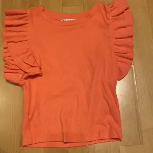Säljer denna jättefina t-shirten från zara då den inte kommer till användning och den är i jättebra skick. Den ser orange ut i kameran men den är rosa i verkligheten. Skriv om ni vill ha fler bilder💘