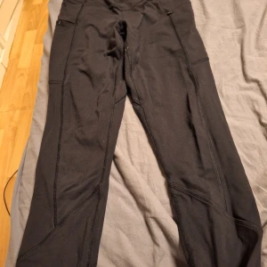 träningstights  - ett par träningstights från soc som knappt är använda. de har fickor på sodorna dom är perfekta till t.ex mobilen