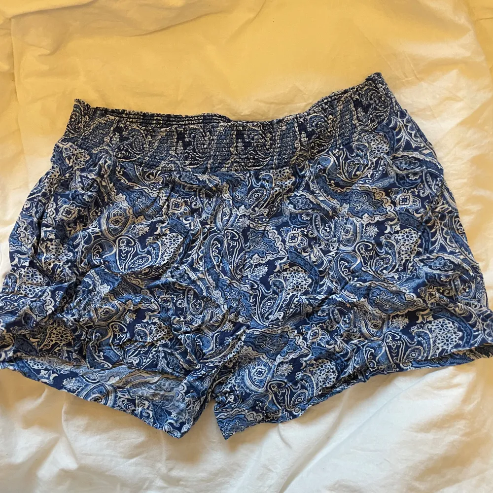 Blå mönstrade skjorts från indiska i storlek M💙 otroligt sköna å endast använd 2-3 gånger💕 säljer för 50 kr+ frakt💗. Shorts.