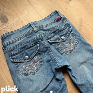 Lågmidjade jeans  - Säljer mina byxor ifrån hm som är slutsålda.