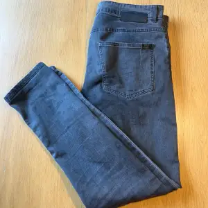 Säljer dessa feta jeans i en grå svart färg. Jeansen är ifrån märket Won Hundred och dom ligger på runt 2000 nypris. Storlek 33/32, referens killen på bilden är 185 och väger 78. Jeans är i bra skick utan någon större defekt!