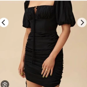 Adoore klänning!! - Säljer min superfina adoore klänning som tyvvär är för stor🥲🥲🥲🥲ny pris 1400, mitt pris 600❤️❤️❤️❤️❤️