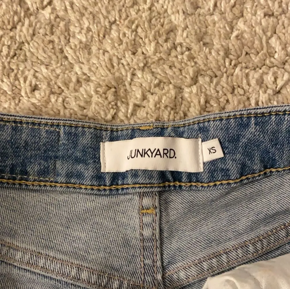 Fina lågmidjade jeans som köptes för 600kr och inte använda❤️. Jeans & Byxor.