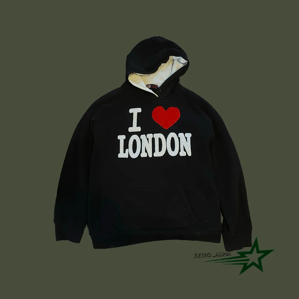 Super fin, trendig hoodie med i ❤️ london! Fint skick i st xl (m/l), skriv vid frågor🫶. Hoodies.