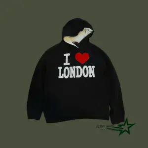 Super fin, trendig hoodie med i ❤️ london! Fint skick i st xl (m/l), skriv vid frågor🫶