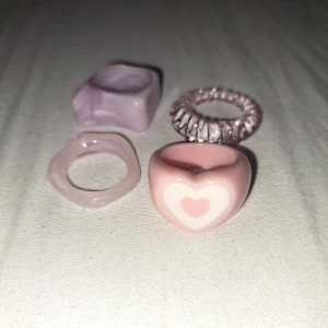 Chunky ringar - Säljer alla 4 för 60kr, säljer inte separat just nu iaf! En av dem har tyvärr en liten röd fläck, men det är inget som jag har stört mig på direkt.