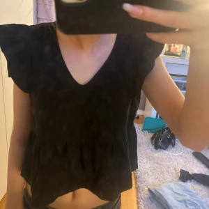 Gullig topp - En jättefin och gullig topp i storlek XS som tyvärr inte kommer till användning eller får plats så därför behöver jag sälja den. Bra skick och inga defekter💕pm för mer info