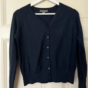 Snygg kofta  - Mörkblå kofta som är använd ett fåtal gånger. 