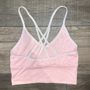 Rosa topp - Söt rosa topp från bikbok med snygg rygg. Den har tyvärr blivit för liten för mig, storlek XS som sitter lite tajt på mig runt bysten som vanligtvis har xs/s i linnen. Inga slitningar eller hål🫶🏻