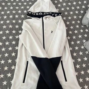 Peak performance hoodie - Använd ett fåtal gånger.  Nypris 1299.