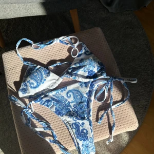 Bikini - Jätte fint bikini-sett perfekt till sommaren!!😻 Köpte toppen för 112kr och underdelen för 123kr utomlands. De är helt oanvända och i nyskick💕De är i storlek S men passar nog även XS🫶🏻Lägg gärna prisförslag om ni är intresserade😽😽