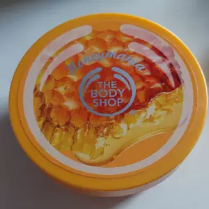 Bodybutter från the body shop. Den har en fräsch doft av honung och inehåller 200ml! Nypriset är ca 200-300kr. Den är endast testad men har köpt andra bodybutters så denna används inte längre.