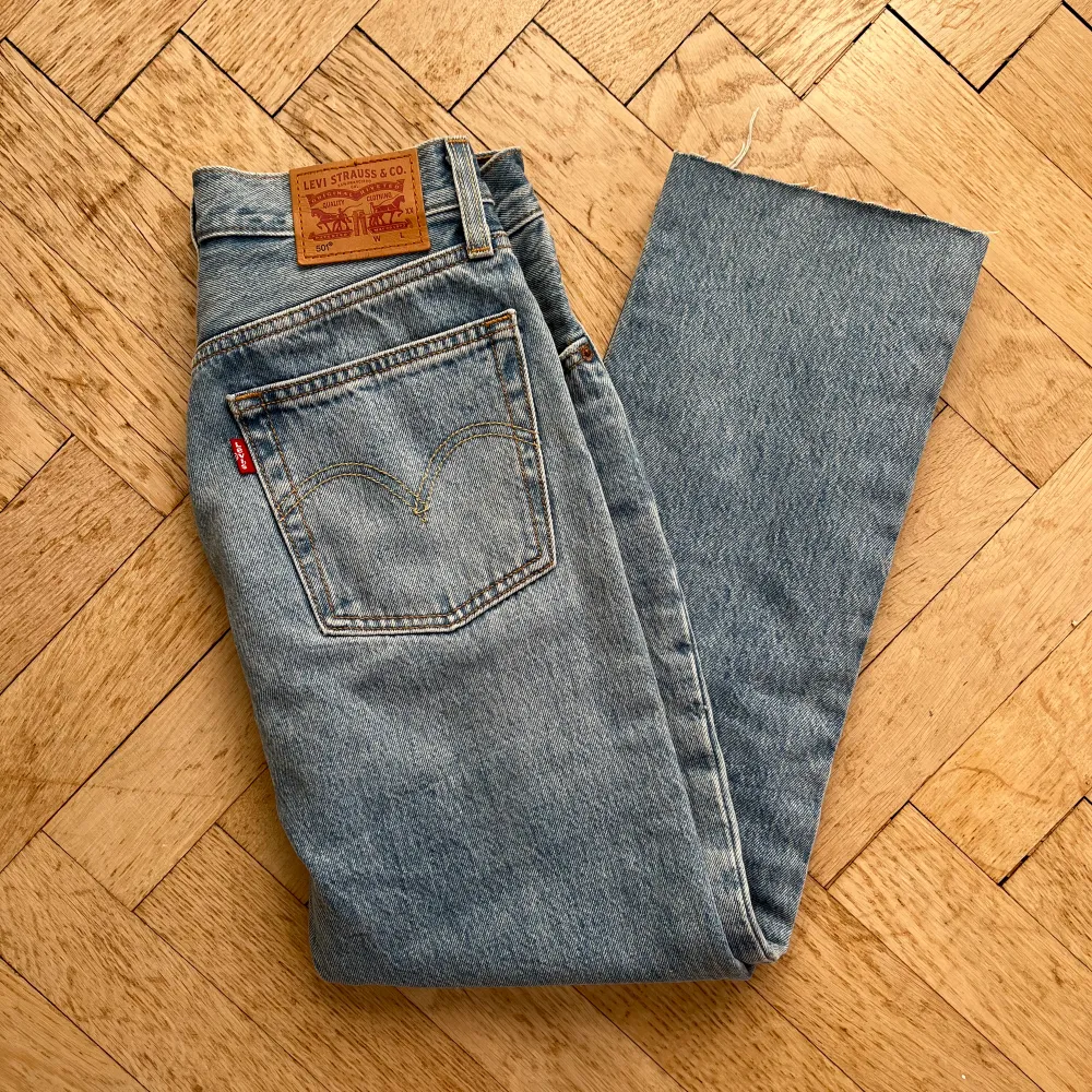 Fina Levis-jeans i modell 501. Perfekt ljusblå färg, nyskick. Storlek W25, vilket motsvarar typ S 🌷ankellånga och innerbenslängden är 67 cm. Går även att klippa ner till snygga shorts! . Jeans & Byxor.