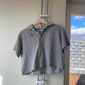 croppad tröja från Kappa - Croppad tröja från Kappa som är använt fåtal gånger!! Originalproduktioner från Beyond Retro var 319 