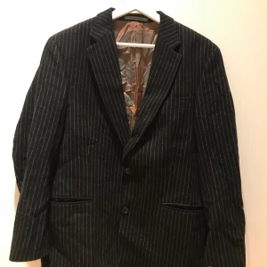 Oscar Jacobson Kostym - Kritstrecksrandig kostym tjockt tyg, fint skick! 70 % ull och 30 % polyester. Skulle säga att överdel och underdel är storlek medium. Byxorna passar mig bra, ganska vid passform. Kavajen är tyvärr lite för kort i ärmarna för mig då jag behöver L. 