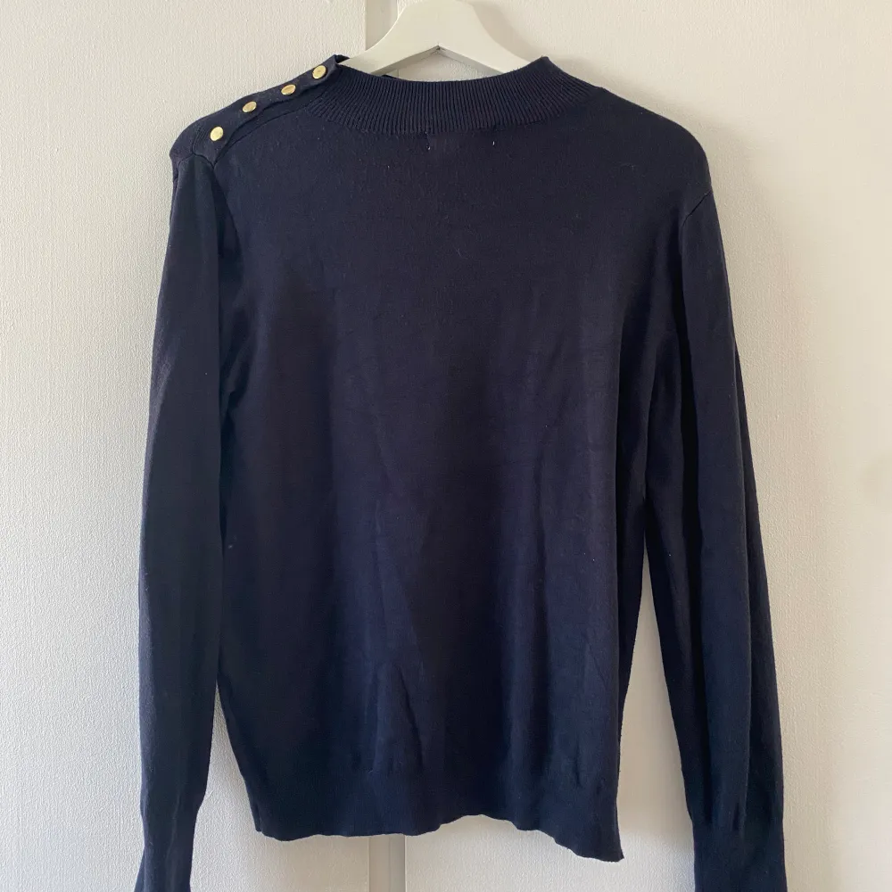 Superfin svart stickad tröja från kappahl i märket ”Hampton Republic”, i storleken S. Knappt använd, inga defekter.. Tröjor & Koftor.