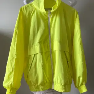 Uesd but looks like new Brand pullandbear Color neon yellow  Size small/36