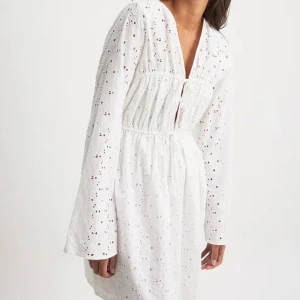 Student klänning  - Jätte fin klänning som är perfekt för studenten.  Helt ny och prislapp finns kvar💗