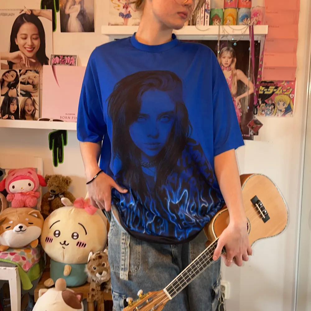 Stylish Blue Official Billie Eilish Merch, storlek Medium, Loose fit, Oversized fit. Köpt från officiella hemsidan vid kollektionsläpp 2020.  Bra kvalitet, inte speciellt använd, fortfarande i fint skick! Priset kan förhandlas.. T-shirts.