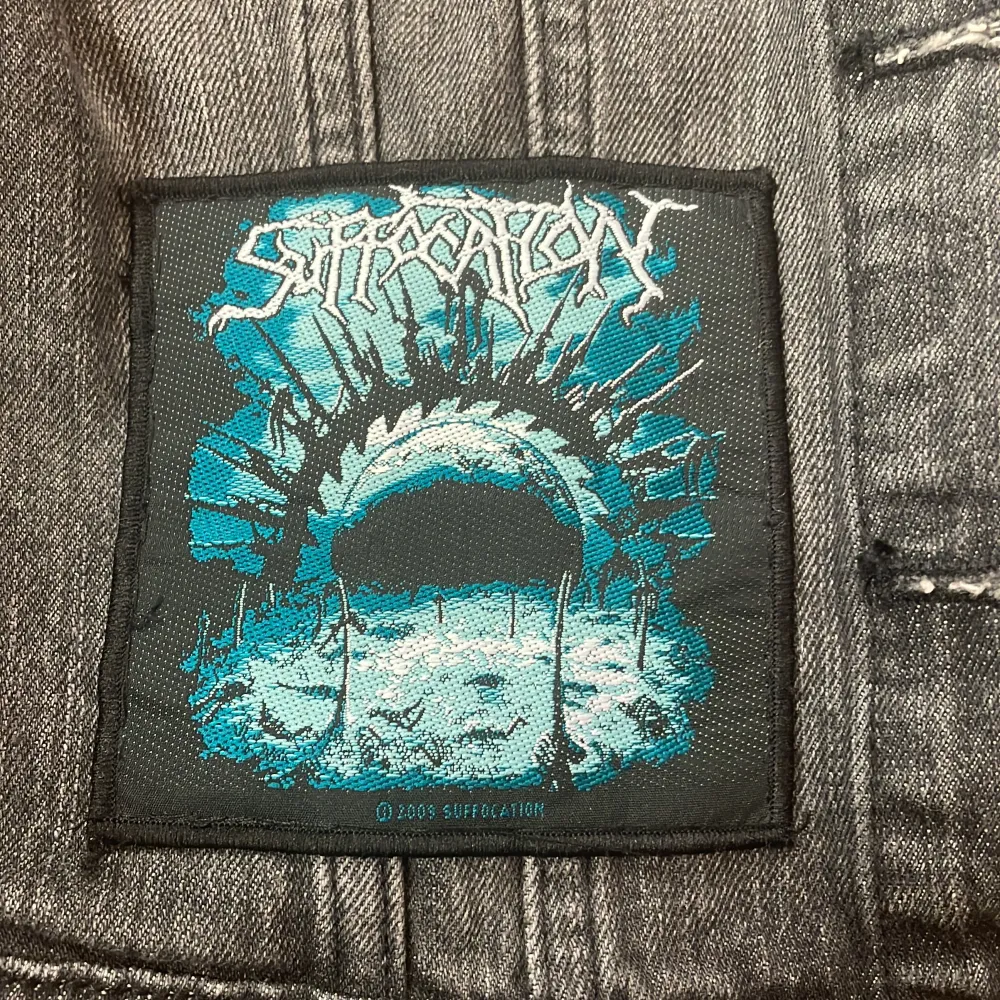 Grå jeansväst, med metalbandet ”suffocation” patch påsydd🤘🤘 Skriv för mer info/bild på 😁. T-shirts.