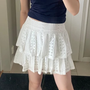 vit volangkjol  - perfekt inför sommaren! superbra skick och inga defekter <3