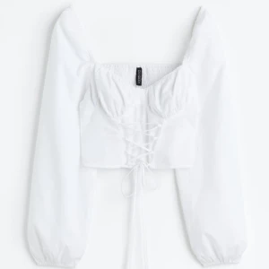 Poplinblus med spets från H&M, Storlek 36 - Bara använd en gång, så i fint skick, förutom att när jag fick hem den var det lite rosa på knytbanden, har försökt få bort allt som går så det syns inte mycket om man inte tänker på det. Den är fodrad vid bysten.