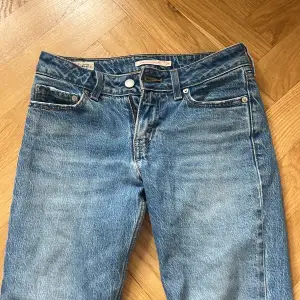 Säljer dessa lågmidjade straight jeans då de är för små. De är i relativt bra skick, något slitna på knäna (sista bilden). 
