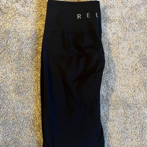 Relode träningstights  - Säljer mina träningstights från Relode i storlek M, de är i nyskick och endast använda fåtal gånger. Säljer då de blivit för stora för mig. Säljer för 300kr, nypris är 699kr🤍