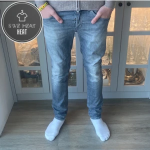 Dondup jeans George  - Tja, säljer nu dessa galet feta dondup jeans George i storlek 33, nyaste modellen! Superbra skick! Hör av dig vid frågor eller funderingar!