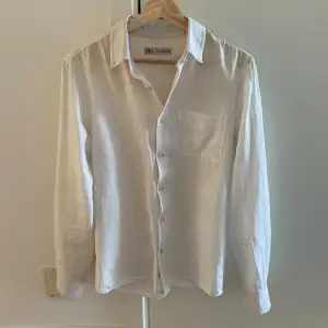 Zara linneskjorta i väldigt bra skick! Perfekt för sommaren! Nypris: 499kr