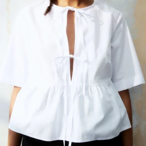 Poplinblus  - Säljer en poplinblus med knytband från H&M i storlek S. Prislapp kvar så endast testad 1 gång. Slutsåld på hemsidan. Skriv vid frågor eller fler bilder 