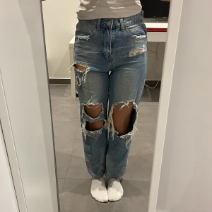 Blåa jeans  - Jag säljer ett par blåa jeans, jag tror de är mid wide jeans. De säljs för att de kommer aldrig till användning och är för korta för mig.   (Skriv gärna för mer bilder eller om ni har frågor kring byxorna! ) 