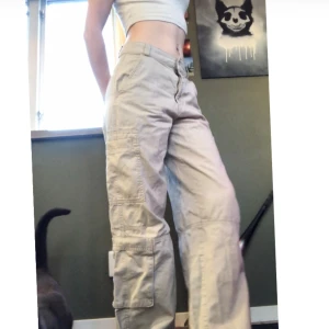 Beiga cargobyxor - Säljer ett par cargo byxor som jag köpte på hm för ungefär ett år sedan, dom har inga synliga defekter.  Storlek 34, passar bra på mig som brukar ha storlek S på byxor 