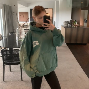 Hoodie från weekday - Grön hoodie från weekday. Pris 199kr