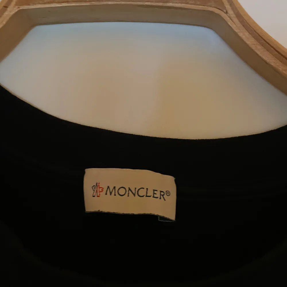 Moncler black logo outline embroidered. Använd fåtal gånger.  Storlek XXL, kan känns som XL Perfekt skick. Tröjor & Koftor.