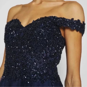 Balklänning  - Kläningen är endast använd en gång på min bal och har inga synliga defekter. Super fin och passar mig som är 170! Kan tänka mig att gå ner i pris.