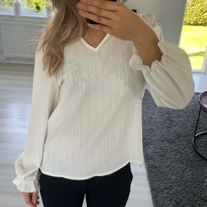 Söt vit topp  - En vit topp med lite mer volang aktiga armar! Jätte söt och fin urrrigning💞 Vet ej vart denna är ifrån pgr av att lappen har försvunnit/slitits bort! Men i bra skick 💞☺️ Hör av dig vid intresse eller mer information/bilder 