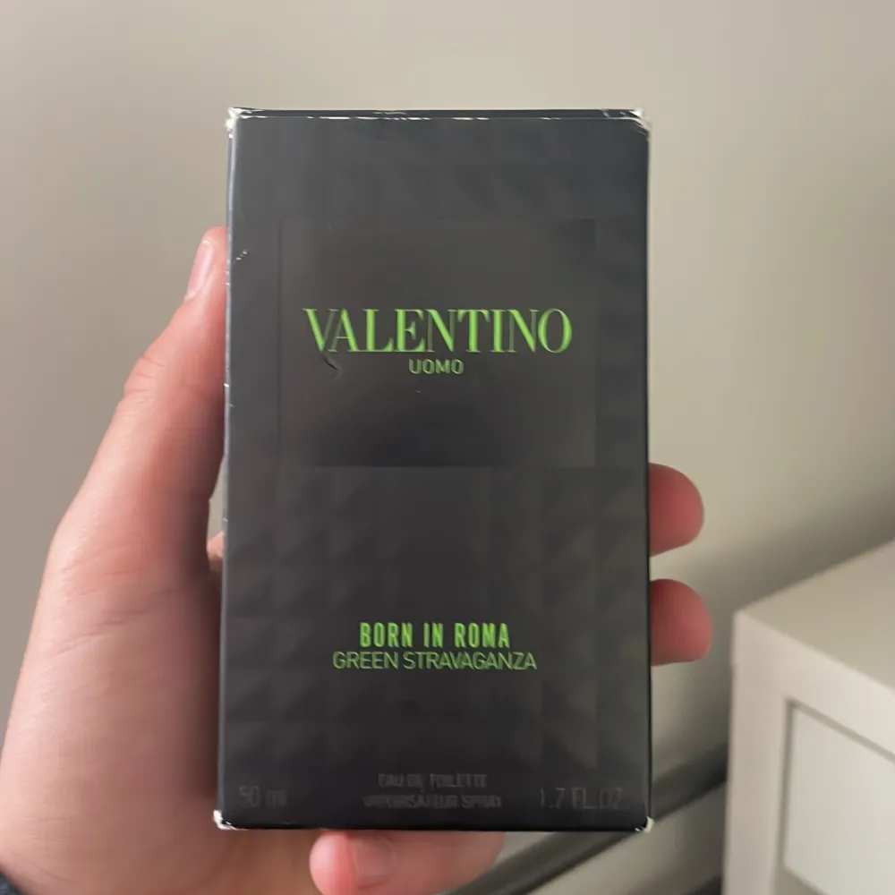 Valentino oumo intense valenti o green stravaganza och även en jpg le beau. Övrigt.