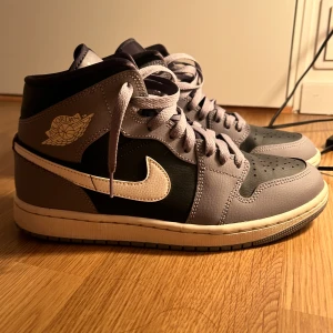Skor AIR JORDAN  - Säljer dessa skor som är använda max 2 gånger. Superbra skick men de kommer inte till användning. Köpta i Stockholm sommaren 2023 & storlek 41, innermått 26,5cm💗Kartong finns ej, köparen står för frakten :) 
