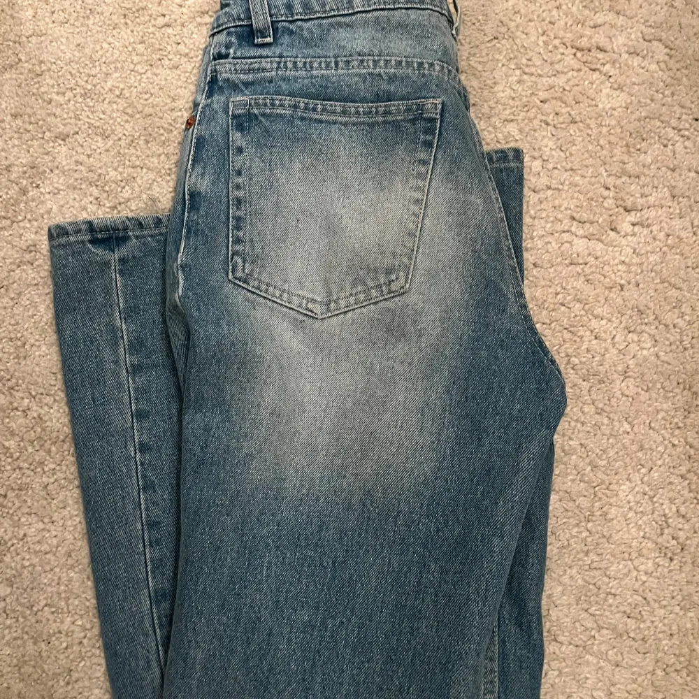 Jag säljer dess jätte fina low waist bootcut jeansen från monki pga att de är för små. Jeansen är i ny skick bara använda 2 gånger❤️❤️❤️. Jeans & Byxor.
