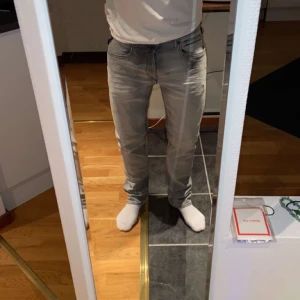 Gråa Replay Jenas  - Säljer min killes replay jeans då han inte använder dem. Han har andvänt dem 1-2 gånger och är i nyskick. 