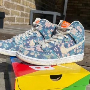 Nike SB Dunk High ”Hawaii”.  - Nike SB Dunk High. Inte använda särkilt mycket men har skejtat i de lite, därav märken på skon. Köpte på streetlab i Malmö. Originalbox och extra snören ingår.