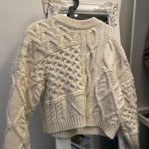 Stickad Tröja från H&M - Skön och normal i storleken. Bra skick.
